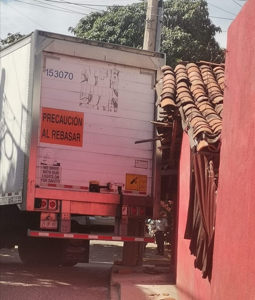 Trailer ocasiona daños en calles de Atoyac