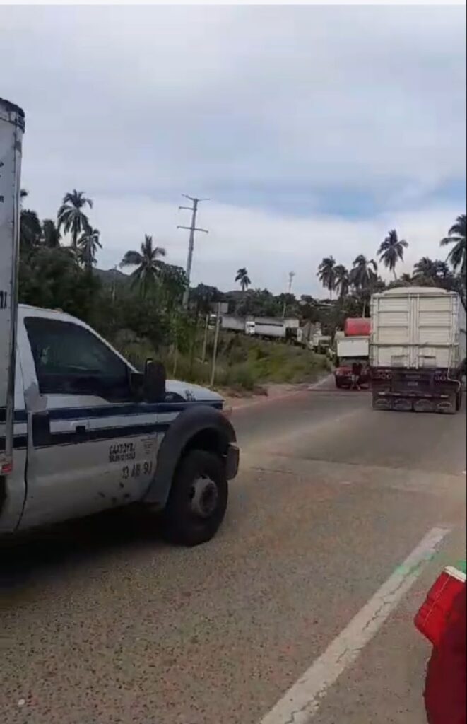 Con diálogo atiende SGG a pobladores y retiran bloqueo en la Acapulco – Zihuatanejo