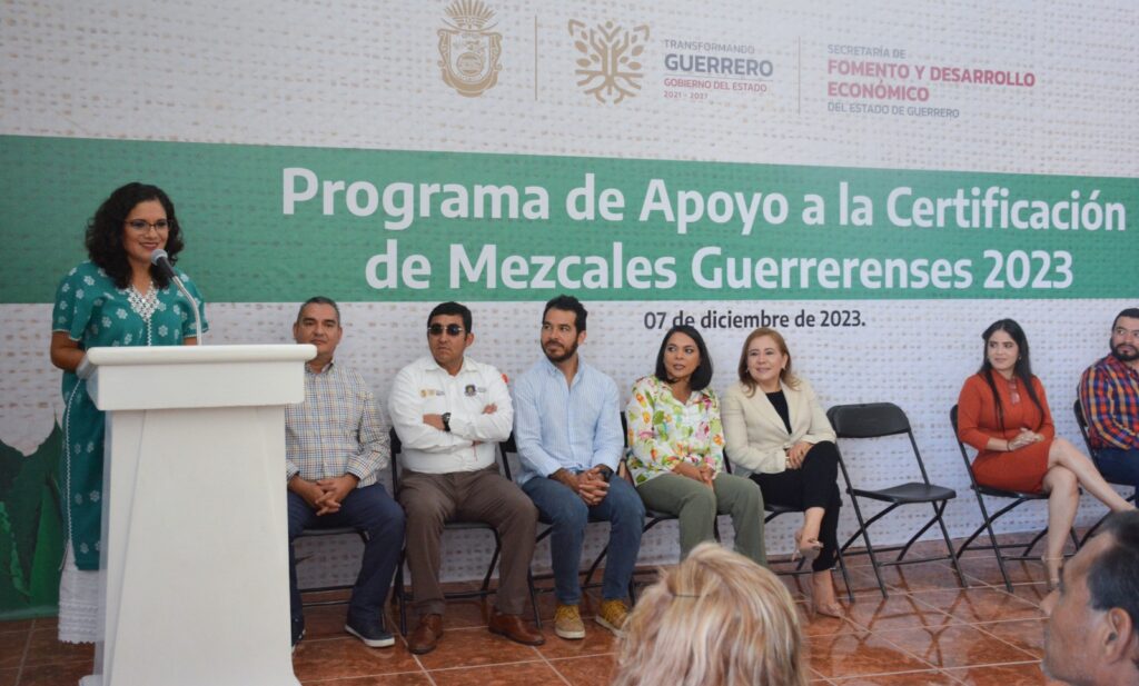 Entrega la Sefodeco 21 apoyos por un monto de 2 millones de pesos a productoras y productores de mezcal