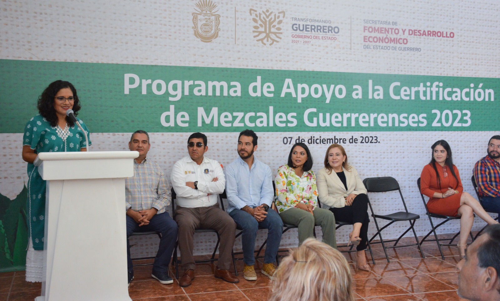 Entrega la Sefodeco 21 apoyos por un monto de 2 millones de pesos a productoras y productores de mezcal
