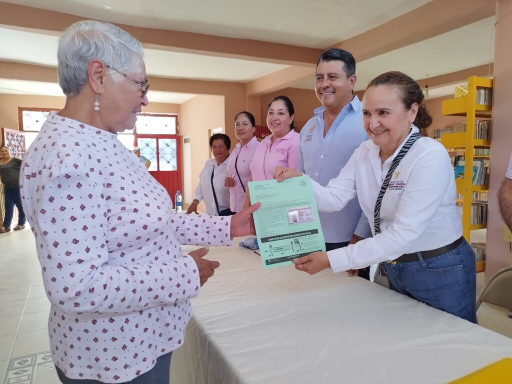 Entrega la SEMAI 25 nuevas visas para adultos mayores por parte del programa “lazos migrantes”
