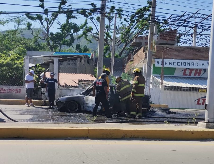 Sujetos bajan al conductor e incendian su auto en Acapulco