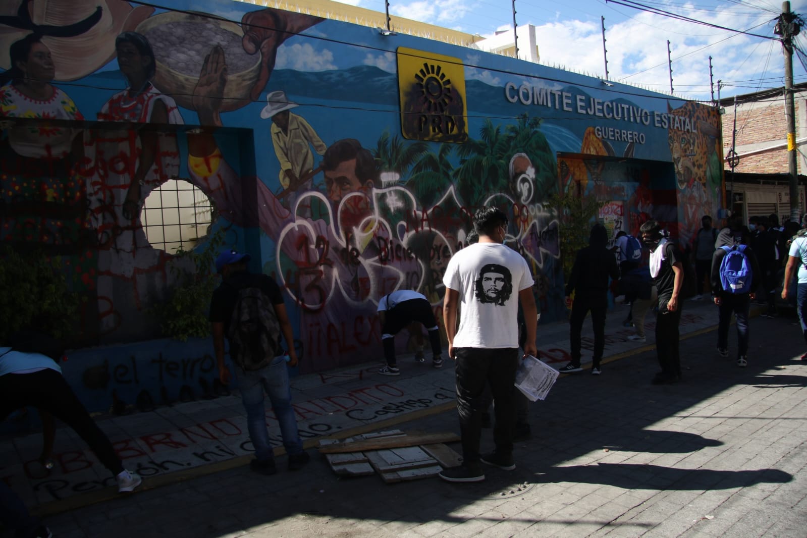 En Chilpancingo… Normalistas vandalizan sede del PRD y bloquean acceso a la Autopista del Sol