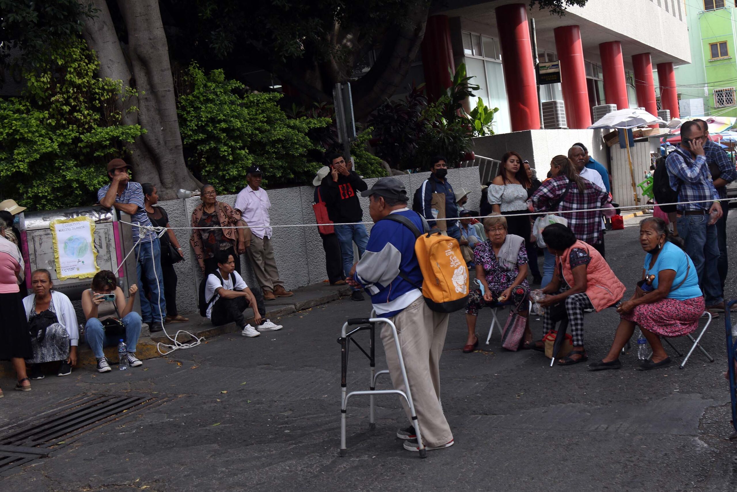 En Chilpancingo… Toman adultos mayores oficina de la Sefina y bloquean calles céntricas