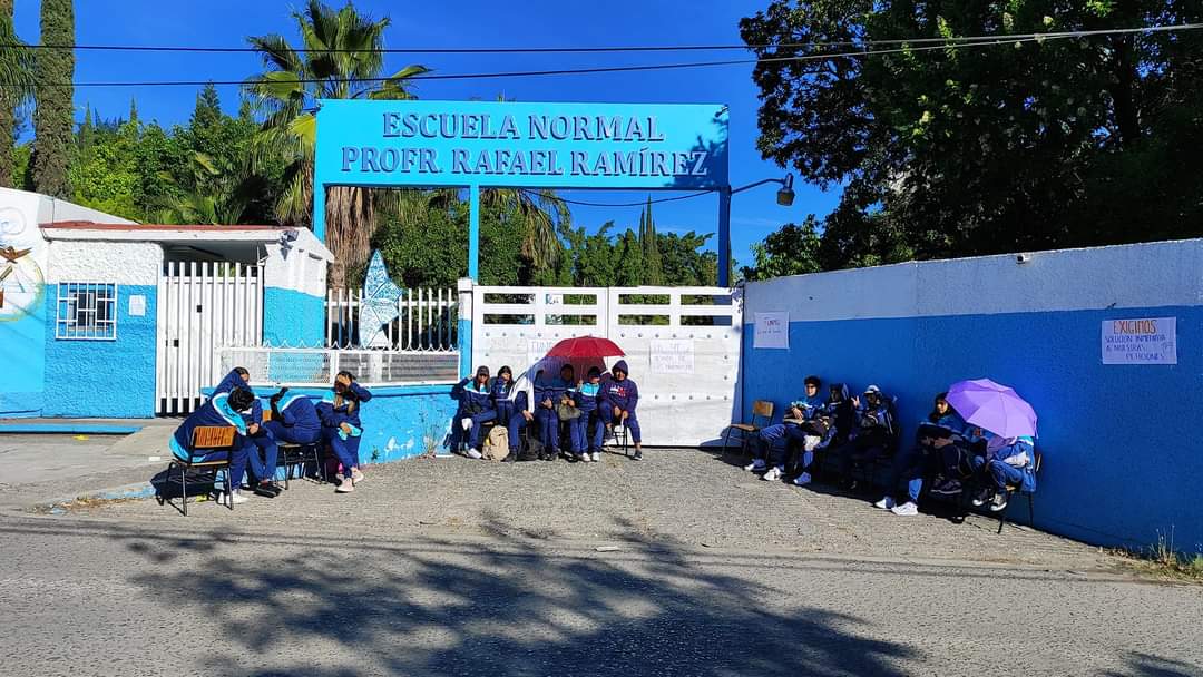 Paro de labores indefinido en 8 escuelas normales del estado