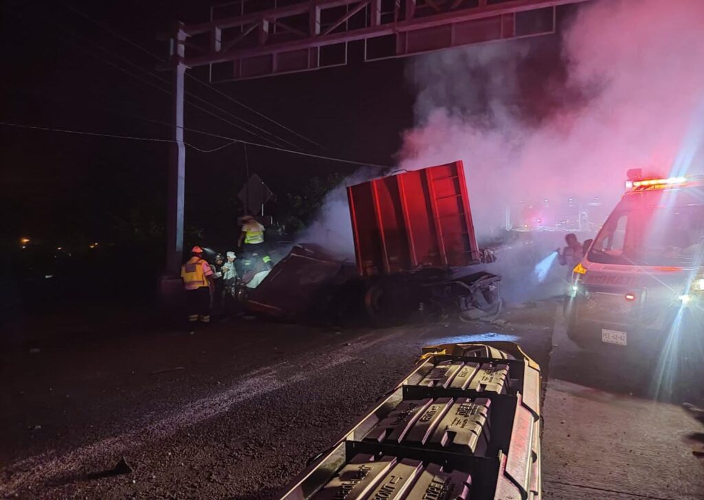 En la caseta La Venta de Acapulco… Vuelca tráiler; mueren el chófer y su acompañante; se salieron de la cabina