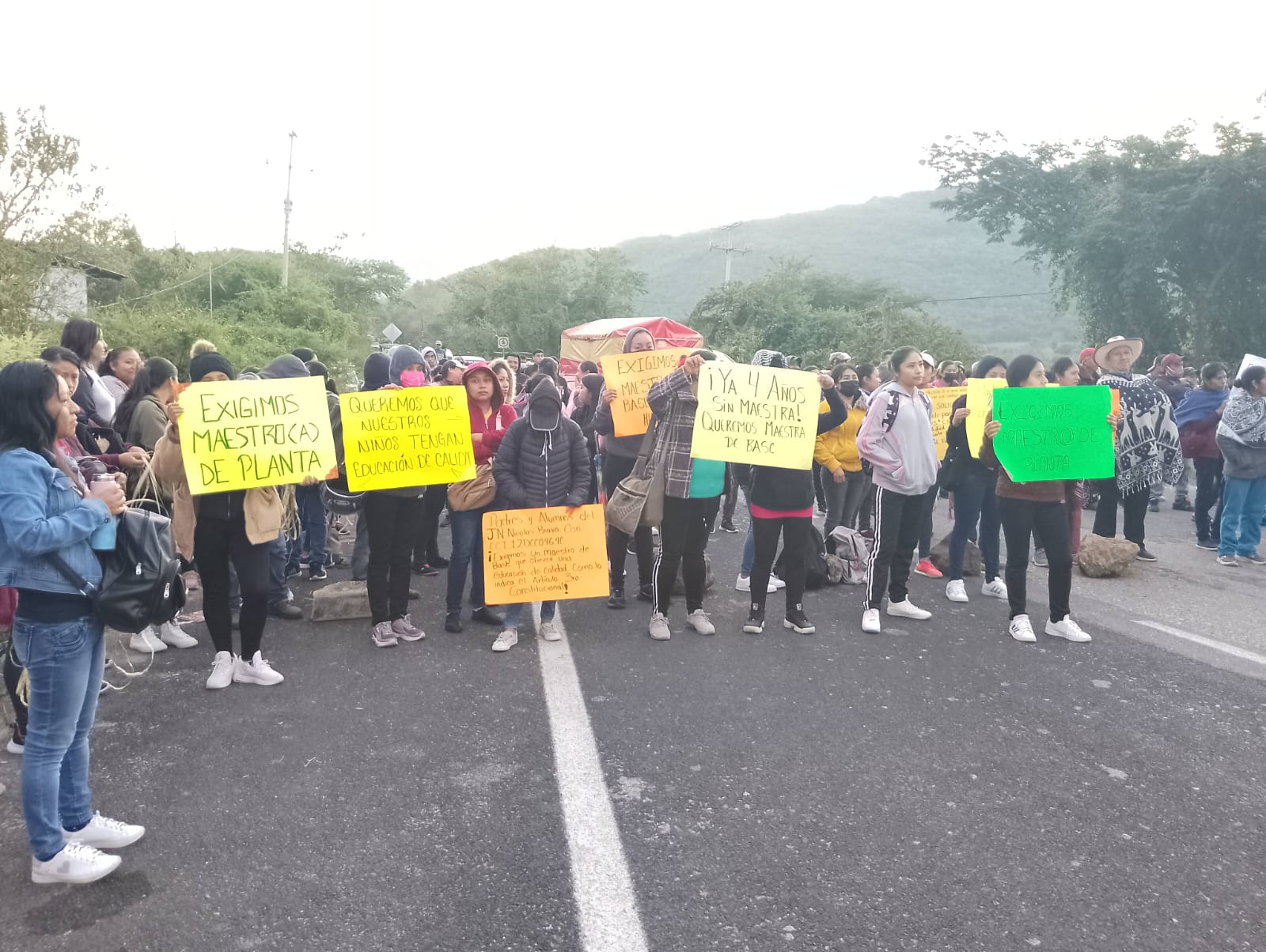 Padres y madres de familia bloquearon la Chilpancingo-Tlapa; exigen un profesor
