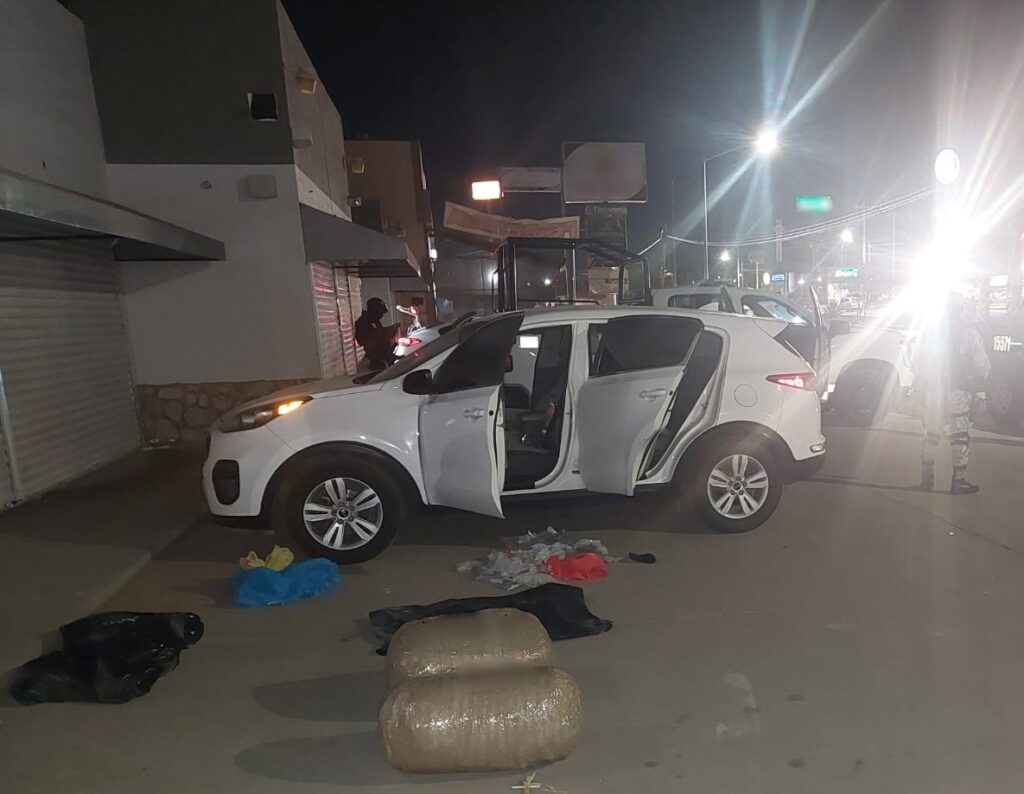 En Sonora, Guardia Nacional asegura camioneta abandonada con 20 kg de aparente marihuana y un arma de fuego