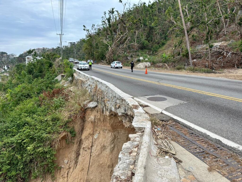 Gobierno de Guerrero atiende dos derrumbes en avenida escénica de Acapulco
