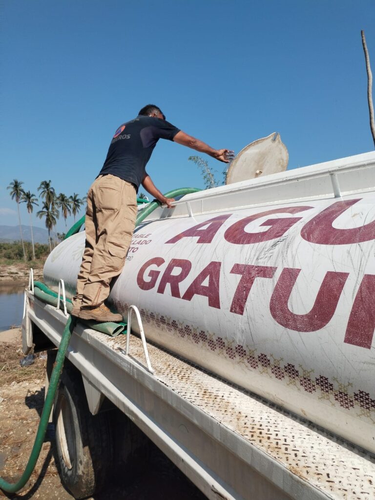 Gobierno del estado ha distribuido 30 millones 200 mil litros de agua, en más de 3 mil pipas durante la emergencia en Acapulco