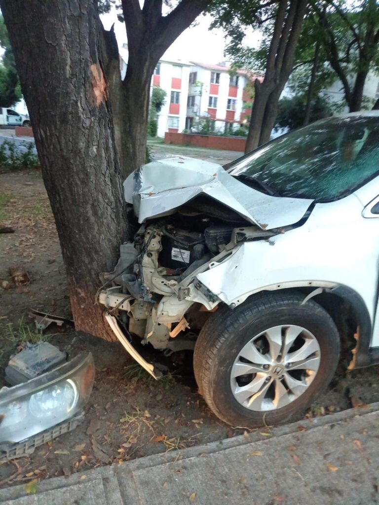 Camioneta se estampa contra un árbol en el Parque Lineal “Erick Fernández”