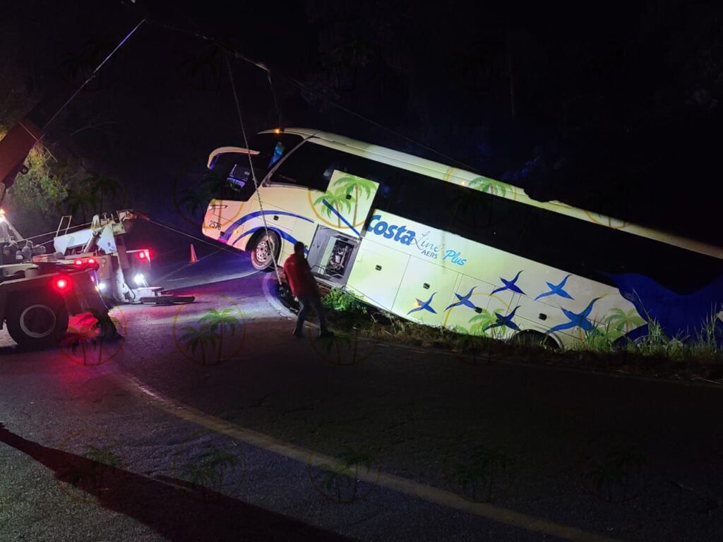 9 personas lesionadas luego de volcar autobús cerca de La barrita, Petatlán