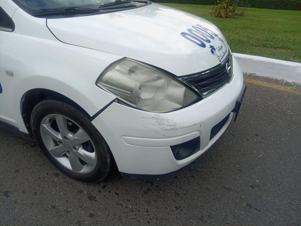 Vehículo particular impacta un taxi en Ixtapa