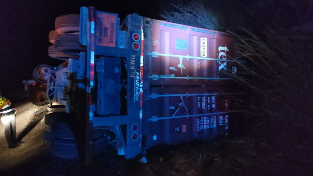 Volcó remolque al desprenderse del tráiler que lo transportaba a Lázaro Cárdenas
