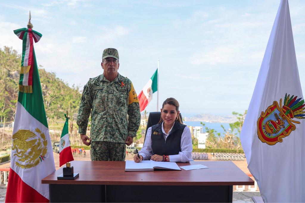 Asiste la gobernadora Evelyn Salgado a la toma de posesión del cargo y protesta de bandera de Enrique Martínez López, como comandante de la Novena Región Militar