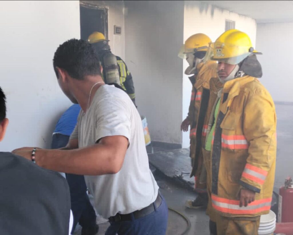 Bomberos de SIRYPCGRO y Bomberos municipales sofocan incendio en hotel Emporio de Acapulco