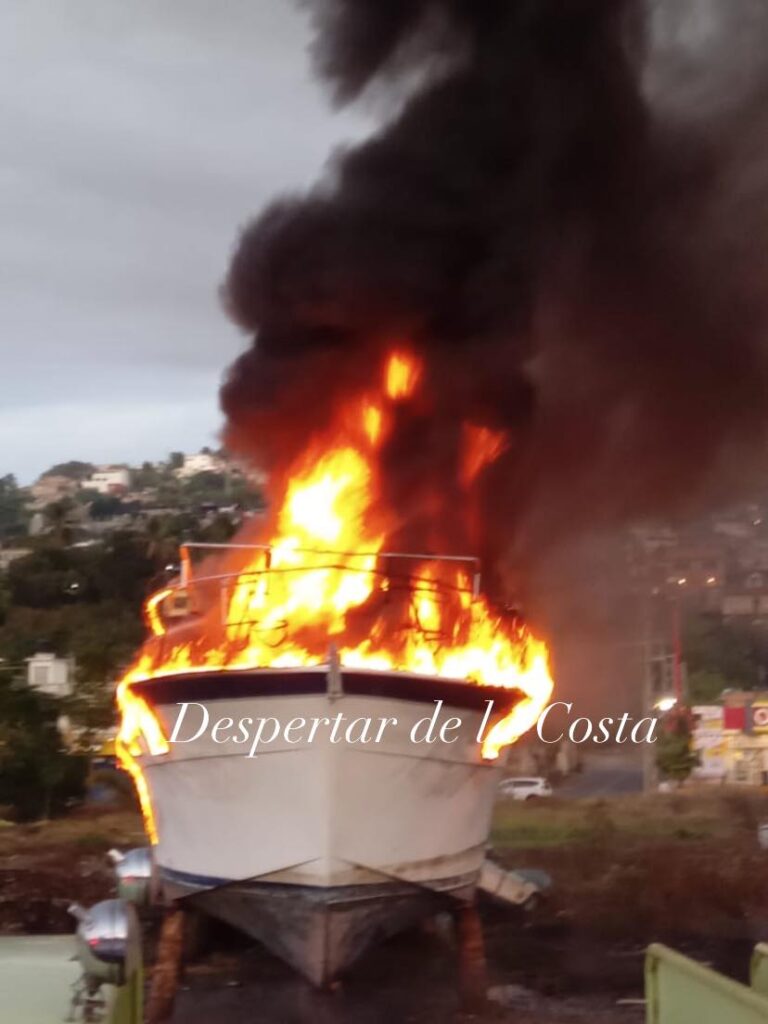 Se incendia yate frente a la laguna de Las Salinas