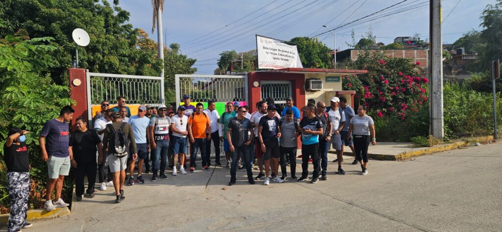 Protestan empleados de Salud en Tecpan