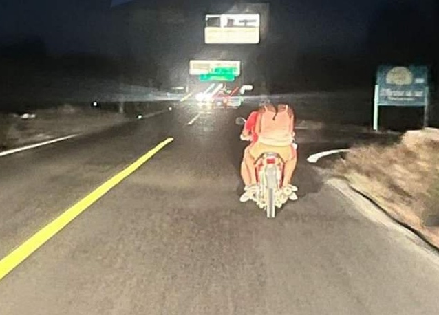 A punto de causar accidente por viajar sin luces en Atoyac