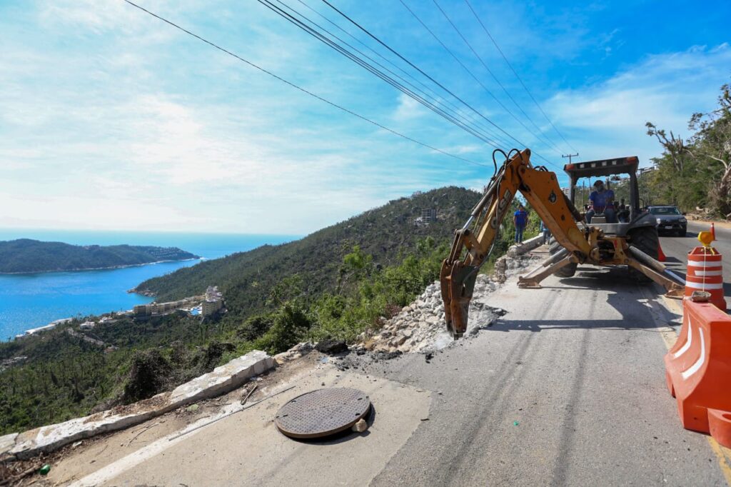 Continúa CICAEG atendiendo el socavón en la Escénica en Acapulco