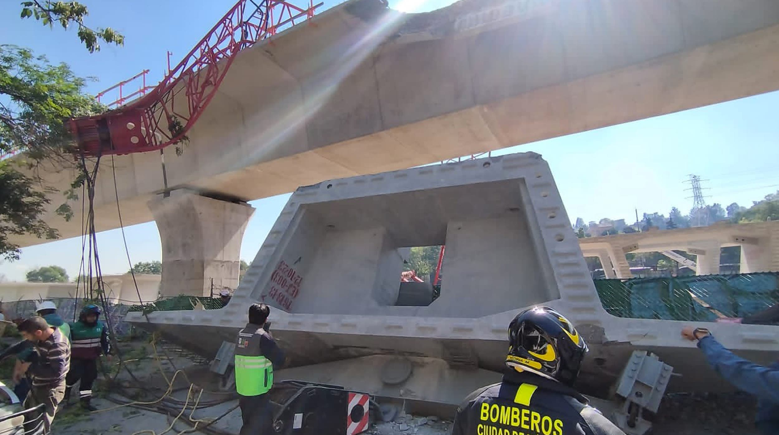 Cae parte de una estructura del Tren Interurbano México-Toluca en CDMX