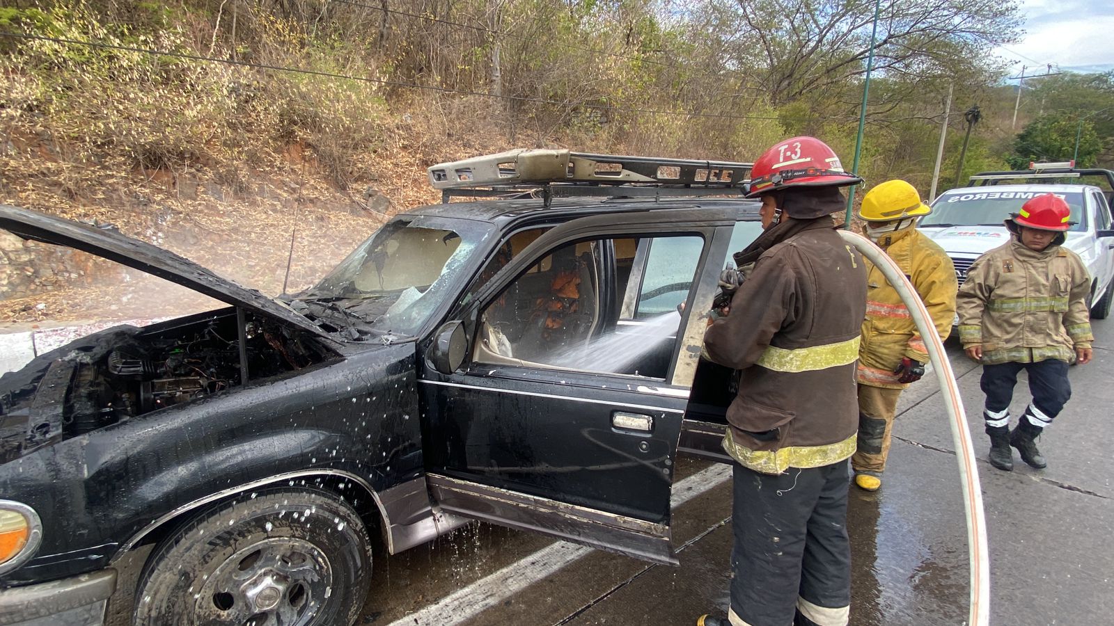Se incendia camioneta en el bulevar que conduce a Ixtapa