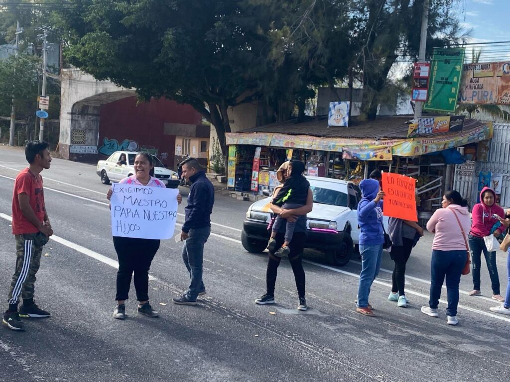 Cierran carretera federal en demanda de una directora y un docente, en Chilpancingo