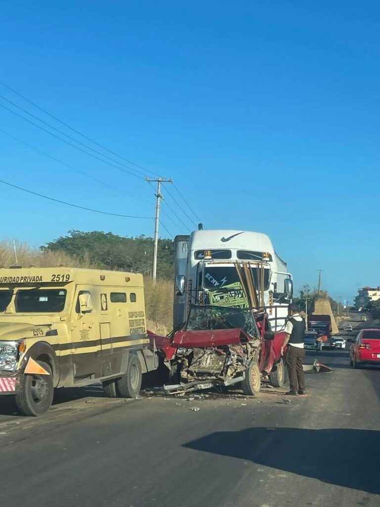 “Carambola” entre tres vehículos en Costa Chica