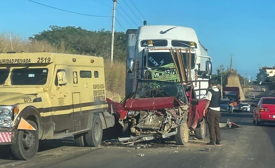 “Carambola” entre tres vehículos en Costa Chica