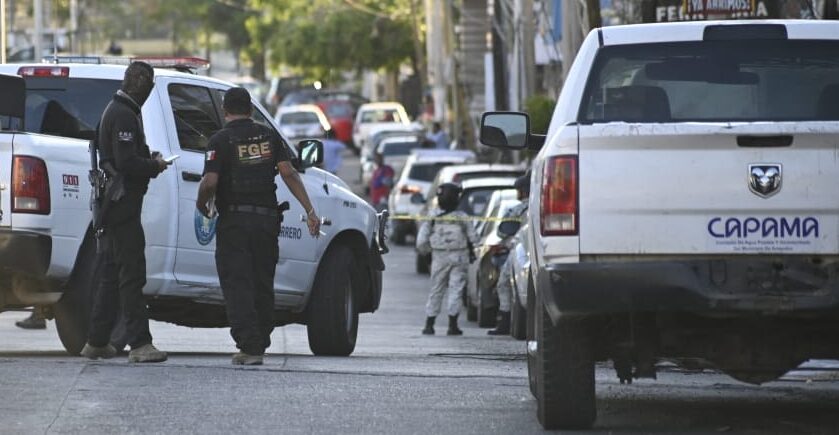 En Acapulco… Hallan a un hombre muerto en una camioneta de la CAPAMA