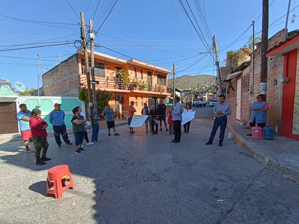 Por la falta de agua entubada… En el barrio de San Mateo, enésimo bloqueo de calles
