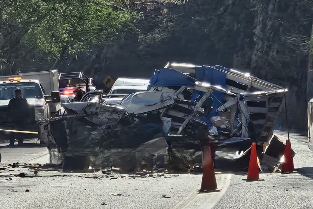 En la autopista Iguala-Cuernavaca… Un muerto y 4 heridos deja choque entre una camioneta y un camión