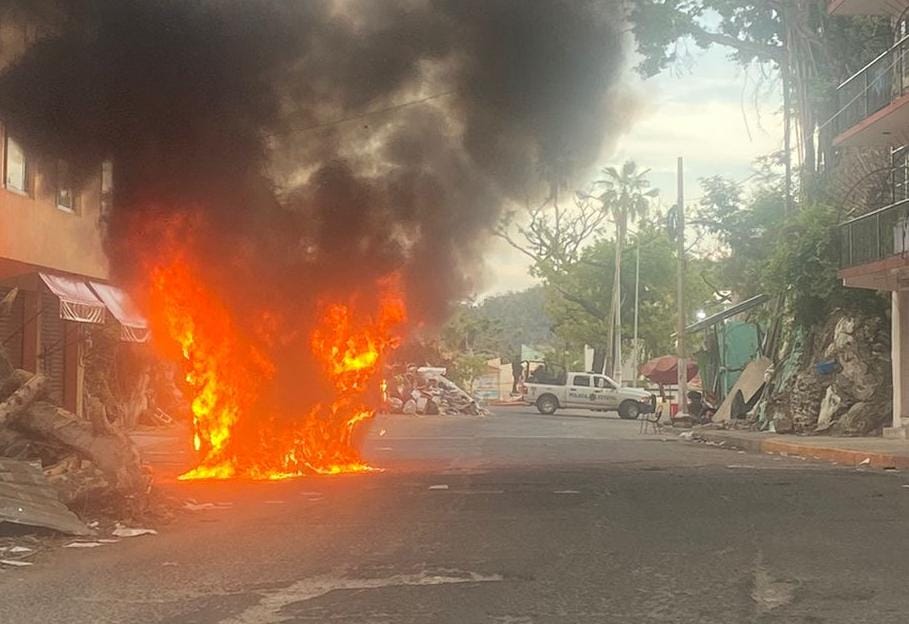 Incendian con una “Molotov” una camioneta Urvan, en Acapulco