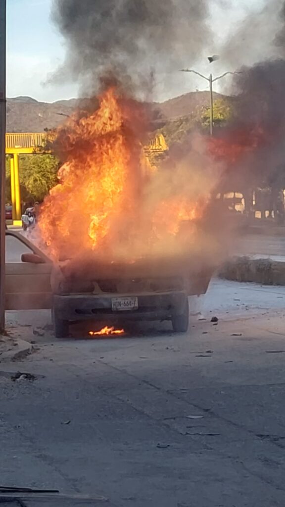 Se incendió un Tsuru frente a la Clínica del IMSS de Iguala