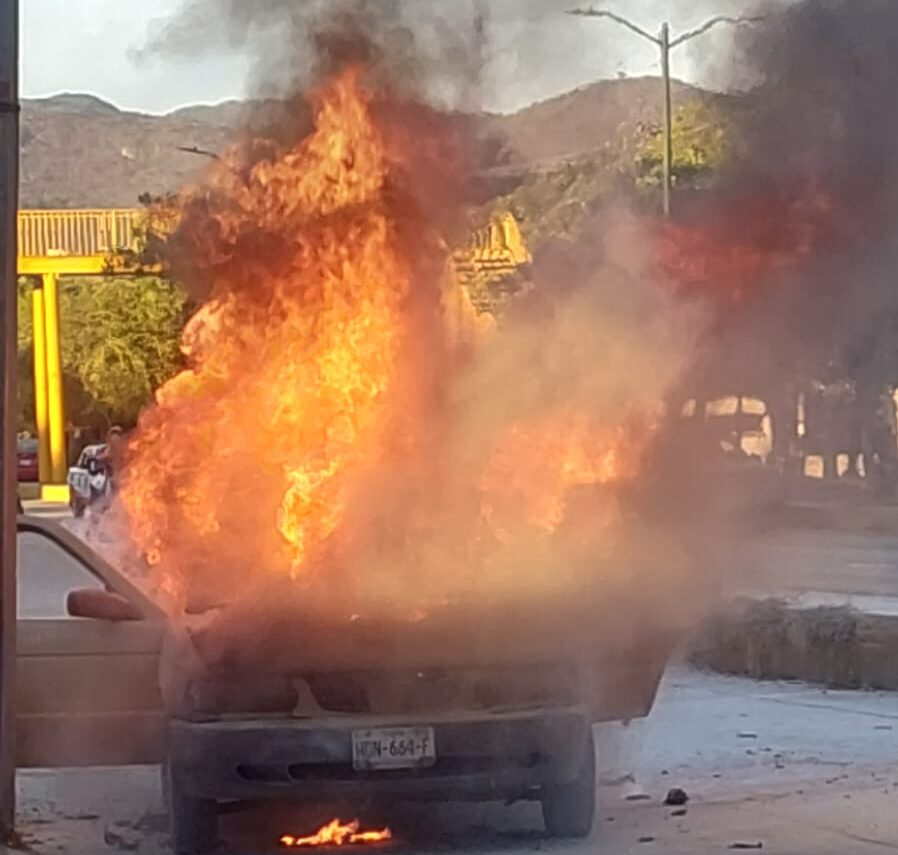 Se incendió un Tsuru frente a la Clínica del IMSS de Iguala