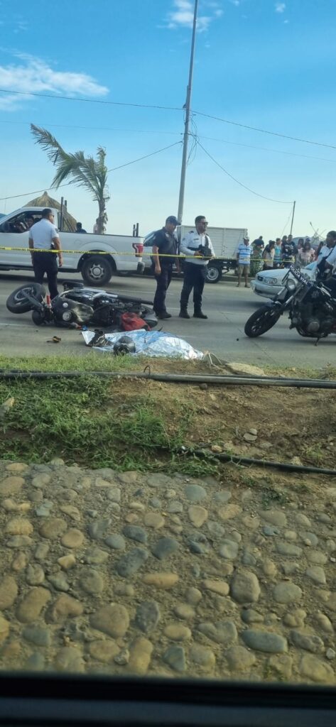 En Acapulco… Motociclista choca contra un Nissan March y muere en hospital, en la Costera