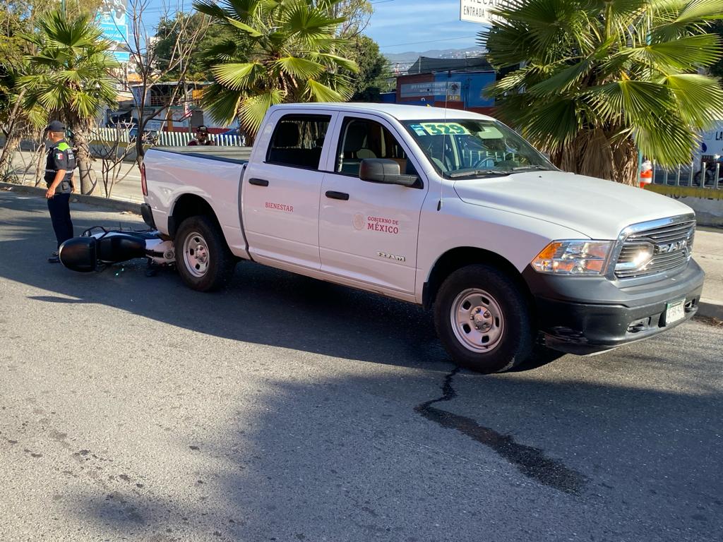 En Chilpancingo… Motociclista de Banco Azteca se impacta contra camioneta de la Secretaría del Bienestar