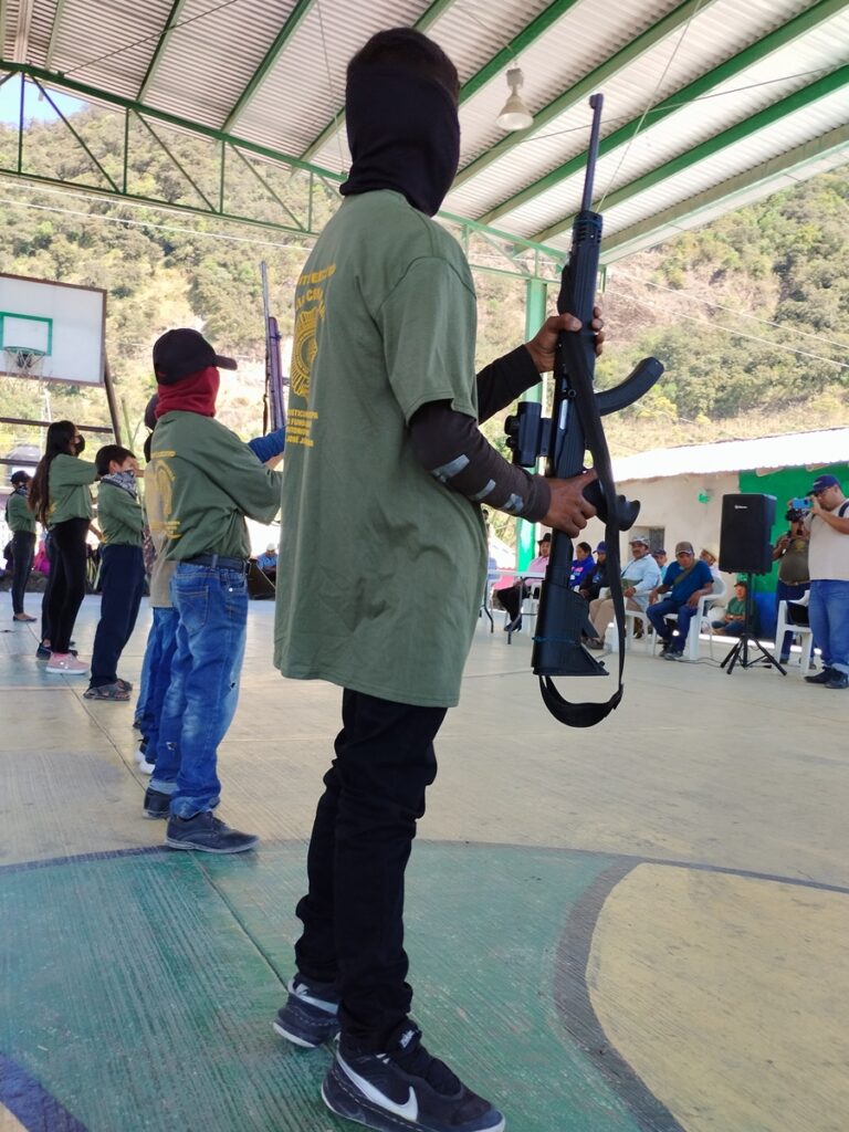 Otra vez arman a niños y niñas en comunidad de Hueycantenango