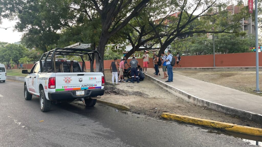 Un motociclista herido al derrapar en la calle Benito Juárez en Zihuatanejo