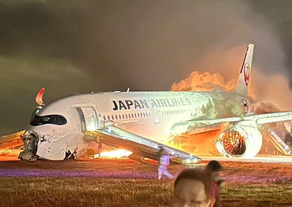 Japón… Choque de Aeronaves en el Aeropuerto de Haneda deja 5 Muertos