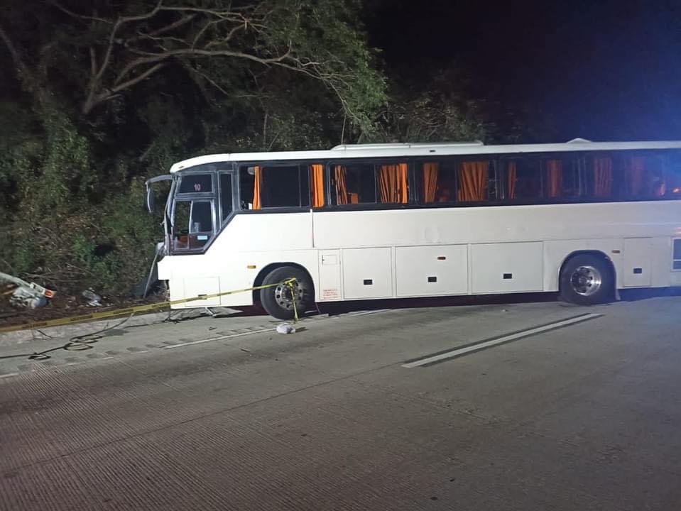 Autopista del Sol… Mujer pierde la vida y 10 heridos tras colisión entre autobús y camión de volteo