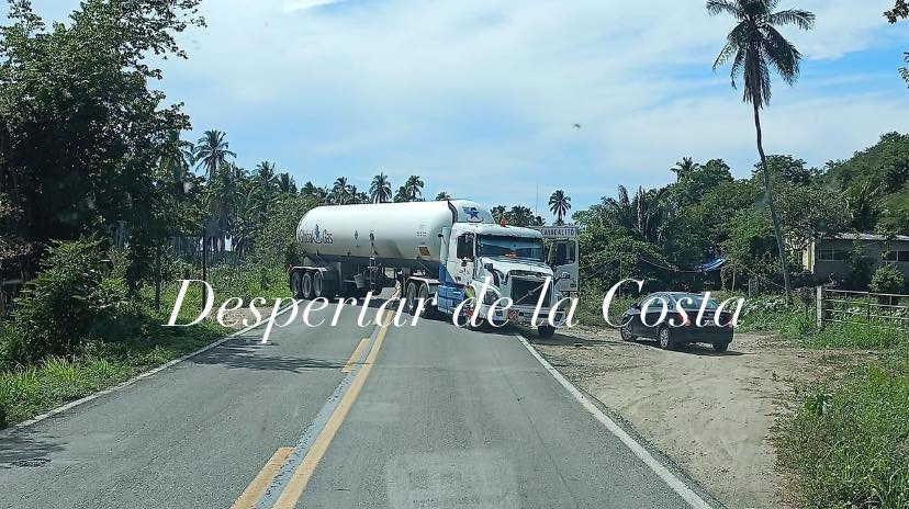 Pobladores bloquean carretera entre limites de Petatlán y Tecpan de Galeana