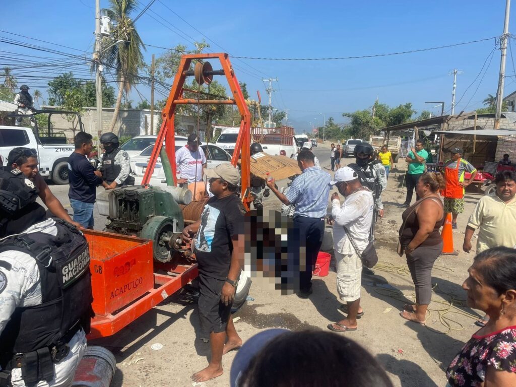 En Acapulco… Se salvan de morir 3 trabajadores de CAPAMA al caer en aguas negras