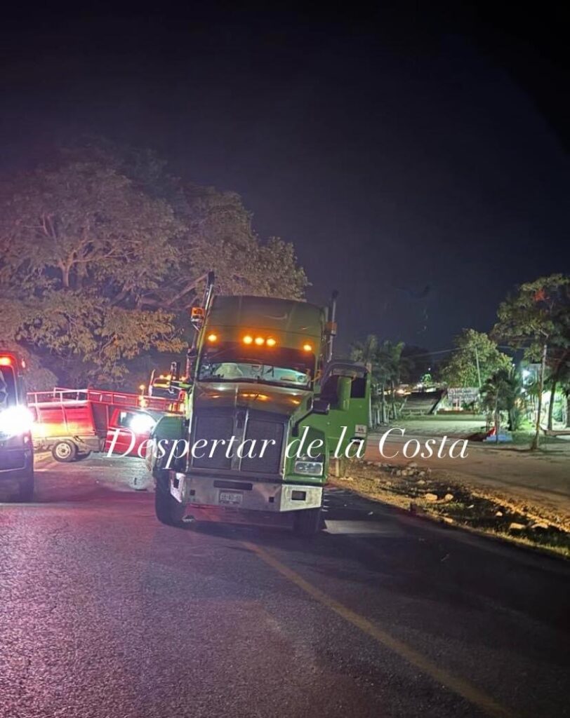 Camioneta se estampa contra un trailer en Coacoyul