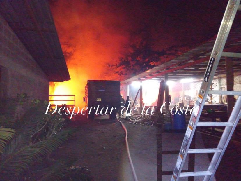 Se incendia carpintería en Zihuatanejo