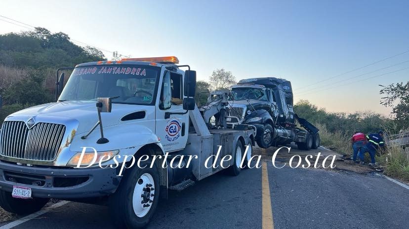 Volcó un trailer que transportaba cemento en Petatlán