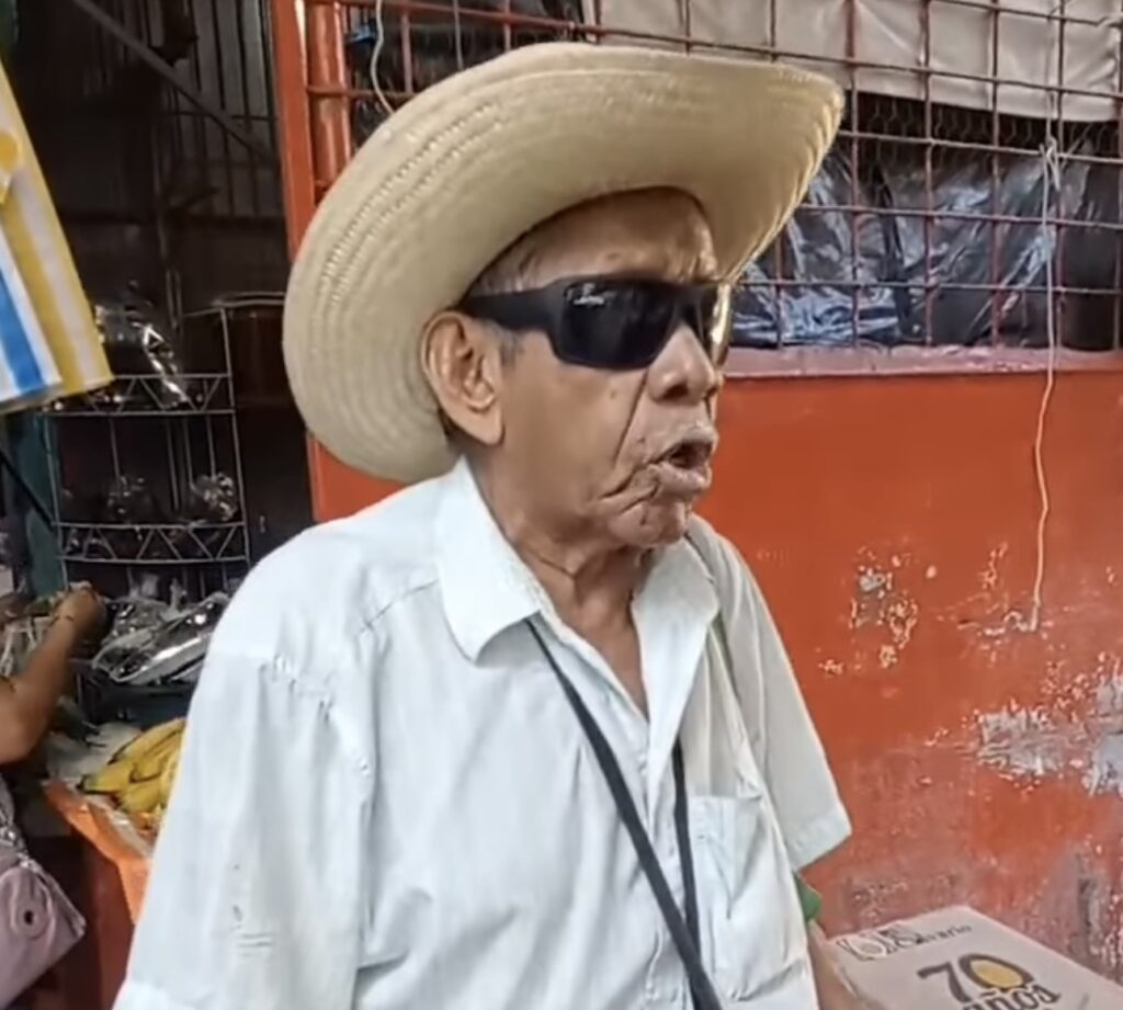 A sus 78 años, Francisco Martínez sigue cantando