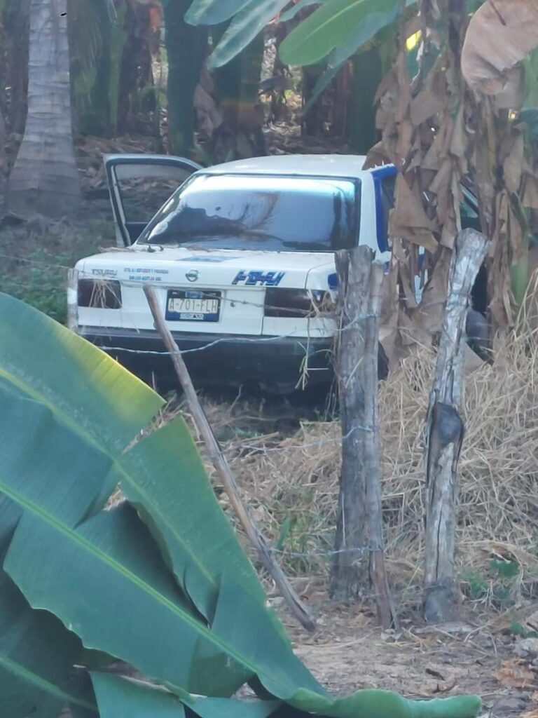 Ejecutan a chófer y copiloto en un taxi, en Marquelia