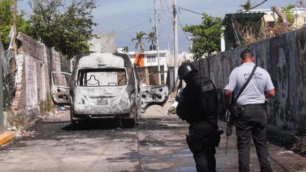 En Acapulco…  este jueves incendian Urvan en la Zona Diamante