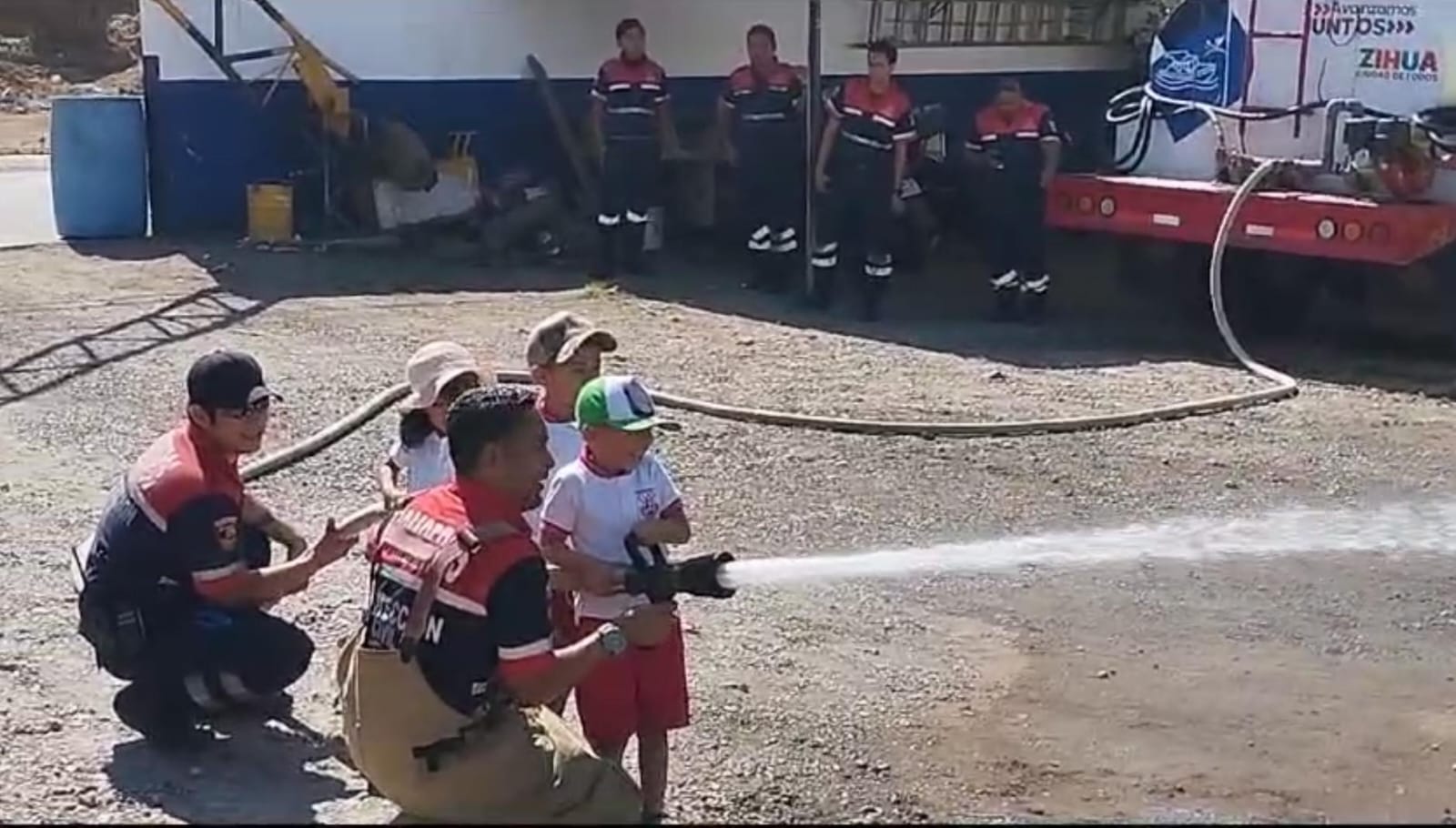 Niños de preescolar disfrutaron un recorrido a bordo de un camión de bomberos